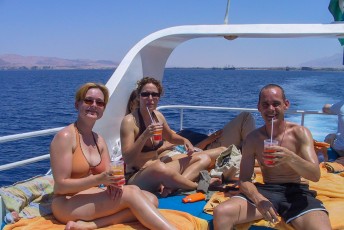 's Middags ruilden we het schip van de woestijn in voor een jacht met bier en cocktails in de Golf van Akaba.