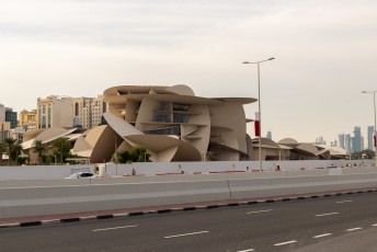 Nog een laatste foto in de stad, het ontwerp van dit museum in aanbouw is gebaseerd op de 'woestijn roos'. Een kristal van gips en bariet dat zich vormt in woestijnen.
