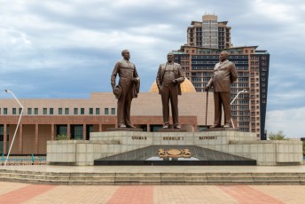 Daar staat dit door Noord-Korea vervaardigde monument van de 'Three Dikgosi's'.