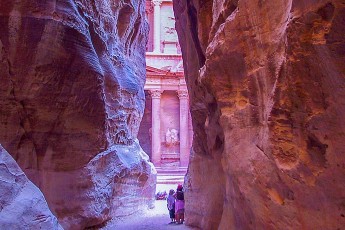 Eindelijk bereikten we de wereldberoemde façade van Petra.