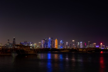 Uitzicht op de skyline van de wijk Al Dafna met de iconische gouden dildo en op de voorgrond een traditionele Qatarese Dhow boot.