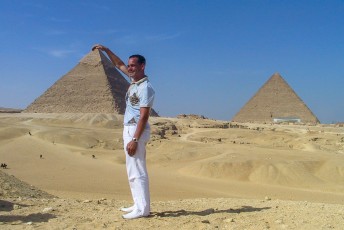 Khafre stond bekend als een medogenloze leider. Wel vreemd dat hij zijn piramide minder hoog liet bouwen dan die van Cheops rechts van mij.
