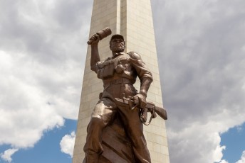 En de 'onbekende soldaat' heeft er een mooi Noord-Koreaans standbeeld aan overgehouden (wel iets kleiner dan die van de Kimmetjes in Pyongyang).