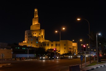 Terug uit Maleisië bleven we een paar dagen in Qatar. 's Avonds liepen we langs deze spiraalmoskee richting het Al Koot fort.