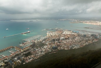 Er wonen ongeveer 35.000 mensen in Gibraltar, die leven van de bunkerhaven, toerisme en de financiële diensten die ze kunnen leveren vanwege de speciale belastingregels die er gelden.