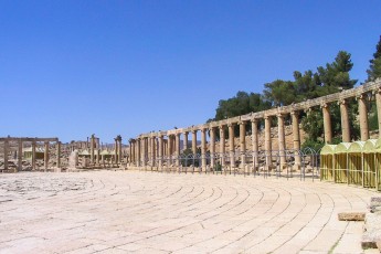 We reden door naar Jerash, dit ovale plein is het forum.