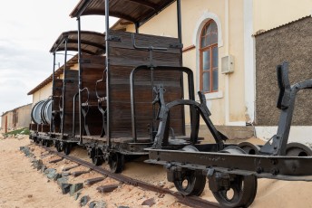 Er was zoveel geld beschikbaar dat ze zelfs dit treintje bouwden voor transport binnen het piepkleine dorpje.