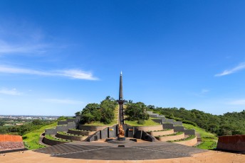 Daar wachtte namelijk dit prachtige monument genaamd 'Heroes Acre'. Het is (uiteraard) ontworpen en gebouwd door Noord-Koreanen.....