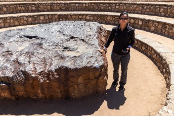 Dit is de Hoba meteoriet vlakbij Grootfontein. Het ding weegt 50 ton en viel hier 80.000 jaar geleden uit de lucht.