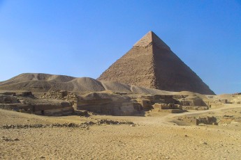 Om de piramide waterpas te kunnen bouwen moesten ze in één hoek tien meter uit de rots hakken en in de tegenovergestelde hoek een fundering construeren.