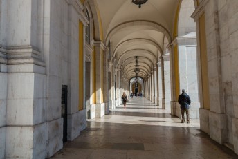 De Arco da Rua Augusta geeft ook toegang tot deze collonade. Het is allemaal gebouwd om de wederopbouw van Lissabon na de aardbeving van 1755 te vieren.