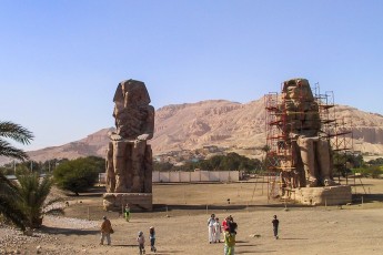 Daar staan de 3400 jaar oude kolossen van Memnon. Twee gigantische standbeelden van Farao  Amenhotep III.