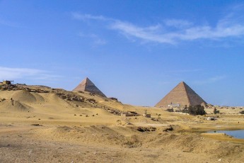 Er staan drie grote piramides in Gizeh en een enorm standbeeld van een sfinx.