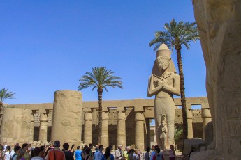 Dit is een beeld van Ramses II, één van de farao's die dit tempelcomplex liet (uit)bouwen.