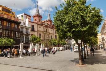 Plaza del Salvador met aan alle kanten kerken, die met de twee torentjes is de kerk van vrede (Iglesia de la Paz).