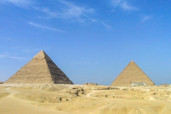 Nu links op de foto is de piramide van Khafre.