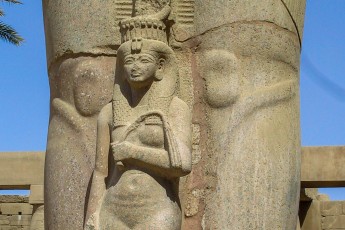 De figuur tussen zijn benen is zijn dochter Meritamen.