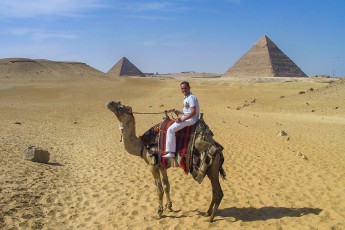 Links de piramide van Menkaure, de kleinste van de drie grote piramides.