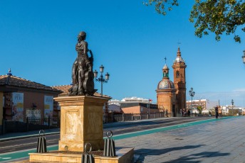 Plaza del Altozano, met op de achtergrond de Capilla Virgen del Carmen.