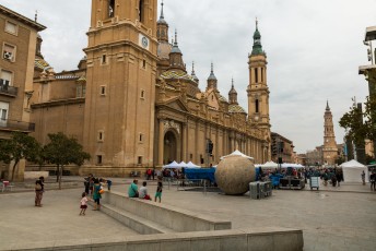 De plaza del Pilar met op de voorgrond de Bola del Mundo. Een weergave van de wereldbol zoals hij bekend was in de tijd van de ontdekkingsreizigers.