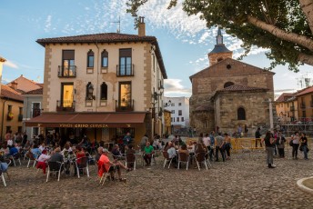 De Plaza Santa María del Camino, geweldig overal in de stad die terrasjes met betaalbare wijn en tapas.