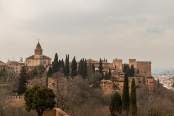 Uitzicht vanuit het Generalife op het Palacios Nazaríes, de Alcazaba. De toren is van de Iglesia de Santa Maria de la Alhambra kerk.