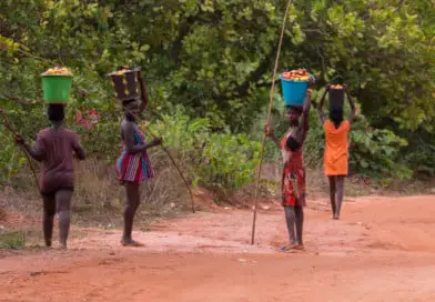 Meisjes met cashew noten, uit het fotoalbum Guinea-Bissau op www.edvervanzijnbed.nl