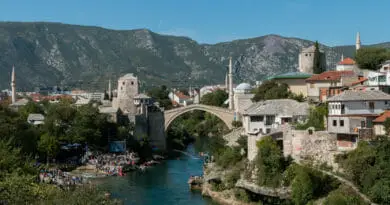 Alleen als je suïcidaal bent wil je van de brug springen in Mostar. Stari Most (Oude Brug) in Mostar.