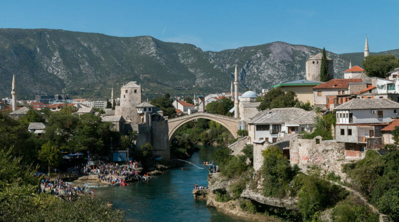 Alleen als je suïcidaal bent wil je van de brug springen in Mostar. Stari Most (Oude Brug) in Mostar.