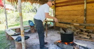 Een lekker potje ayahuasca koken.