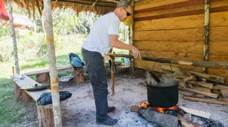 Een lekker potje ayahuasca koken.