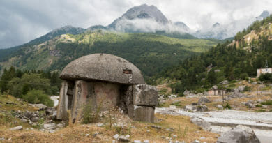 Albanië de bunkers van Enver Hoxha. Uit het Fotoalbum Albanië van Edvervanzijnbed.nl