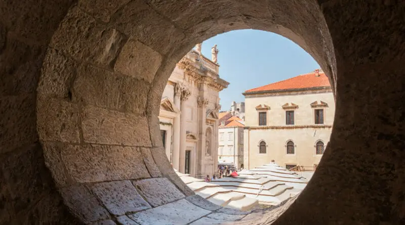 In Dubrovnik zit je niet bepaald voor een dubbeltje op de eerste rang.