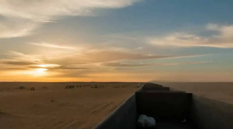 Zonsopkomst in de Sahara, gezien vanuit de ijzererts trein in Mauritanië. www.edvervanzijnbed.nl