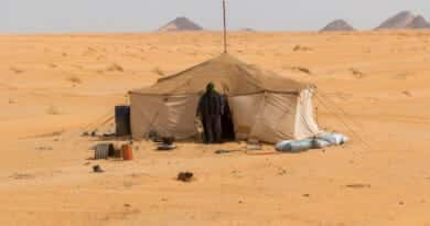 Nomad in the Sahara desert in Mauritania. From the photo gallery Mauritania on https://www.edvervanzijnbed.nl/en/