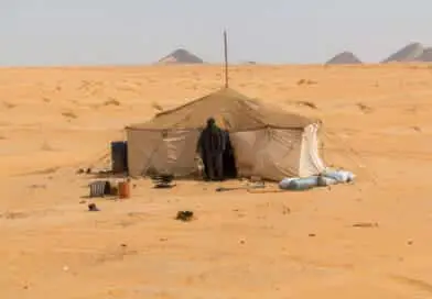 Nomad in the Sahara desert in Mauritania. From the photo gallery Mauritania on https://www.edvervanzijnbed.nl/en/