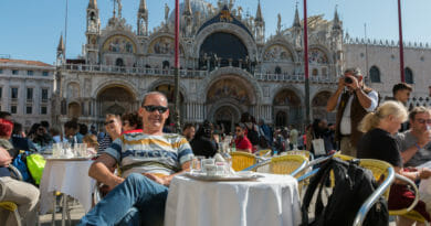 Tijdens mijn race door Zuid-Europa vond ik toch nog tijd voor het duurste kopje koffie ooit op het San Marco plein.