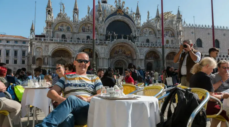 Tijdens mijn race door Zuid-Europa vond ik toch nog tijd voor het duurste kopje koffie ooit op het San Marco plein.