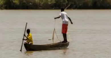 Vissers op de Gambia rivier. Foto hoort bij de ' uit de goedheid van mijn hart '-post op www.edvervanzijnbed.nl